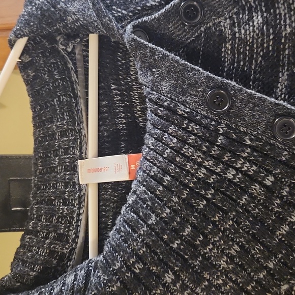 Women's Sweater, size medium, No Boundaries - Picture 2 of 5